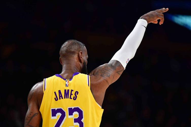 记者：19岁皇马小将巴尔德佩尼亚斯有望首发出战阿拉维斯（记者称19岁皇马新星巴尔德佩尼亚斯或将首发对阵阿拉维斯）