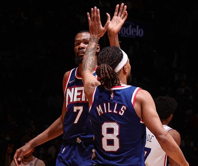 詹姆斯关键时刻稳住节奏（关键时刻，詹姆斯掌控节奏）