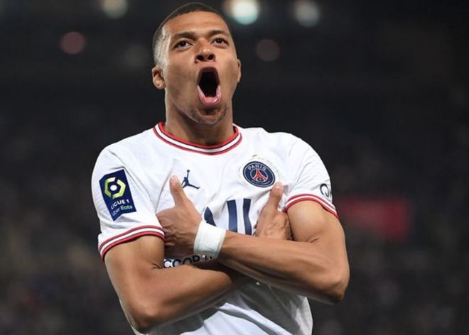 率领球队晋级亚洲杯正赛，新加坡临时主帅加文-李转正