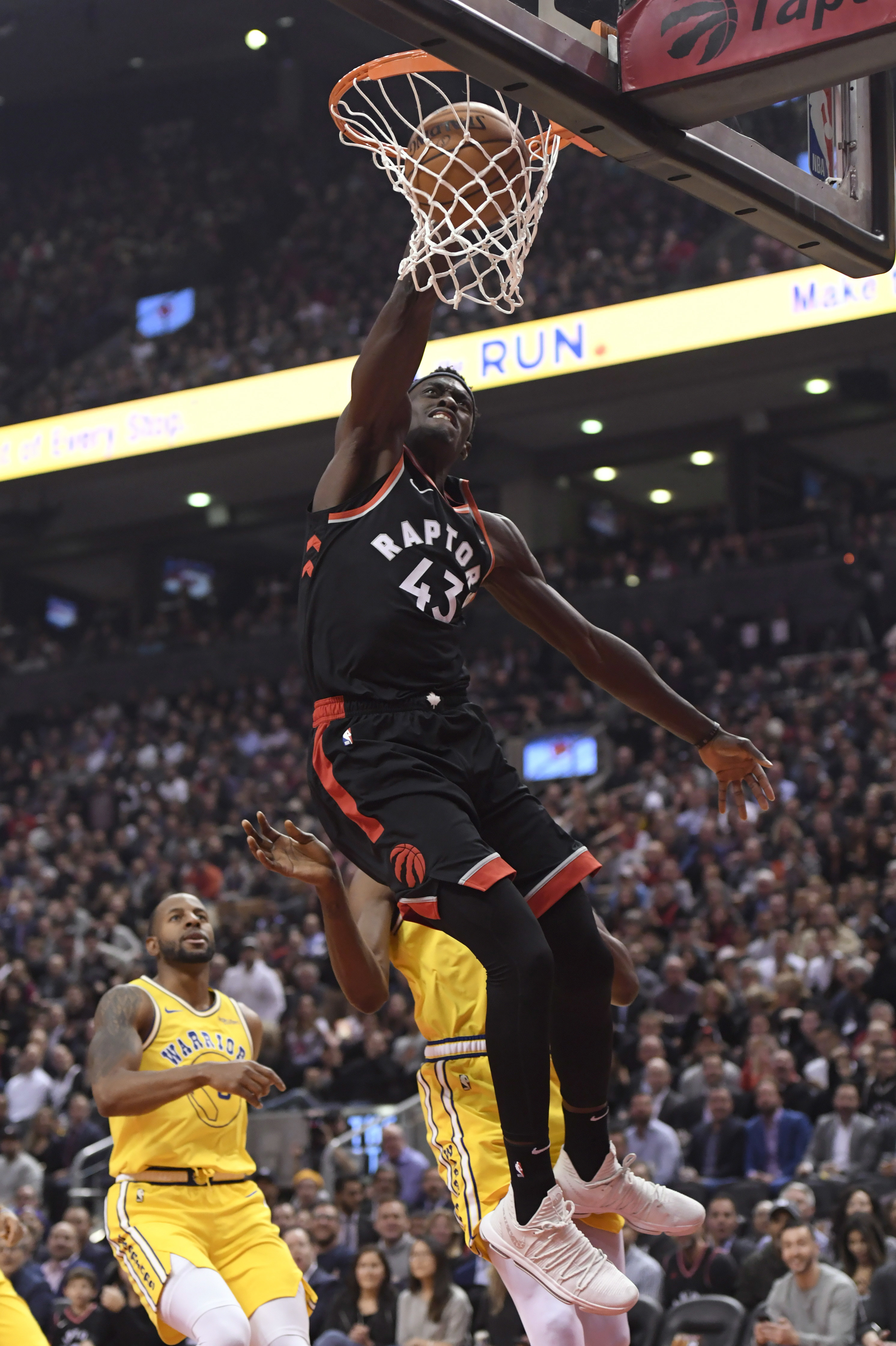 豪取16连胜，孔帕尼在客胜巴黎后与球员一同庆祝胜利（做客巴黎告捷，孔帕尼率队同庆，豪取16连胜）