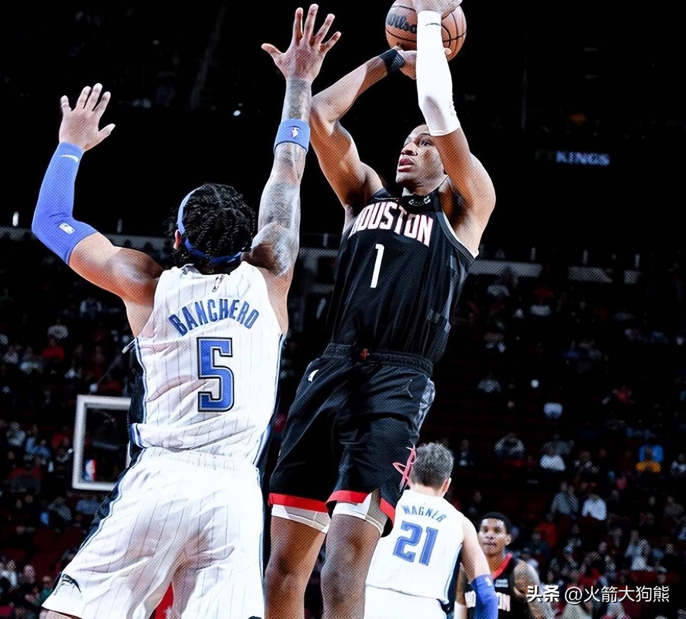 刚复出不久又伤退，伊斯科与队友阿姆拉巴特相撞后被换下（复出未久再度伤退，伊斯科与队友阿姆拉巴特相撞后被换下）