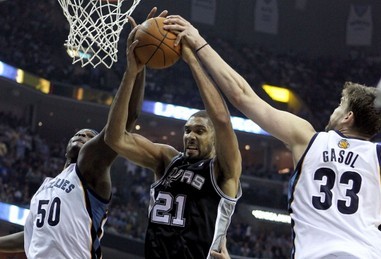 足球世界杯吉祥物亮相，造型引网友热评（世界杯吉祥物发布，外观引发网友热议）