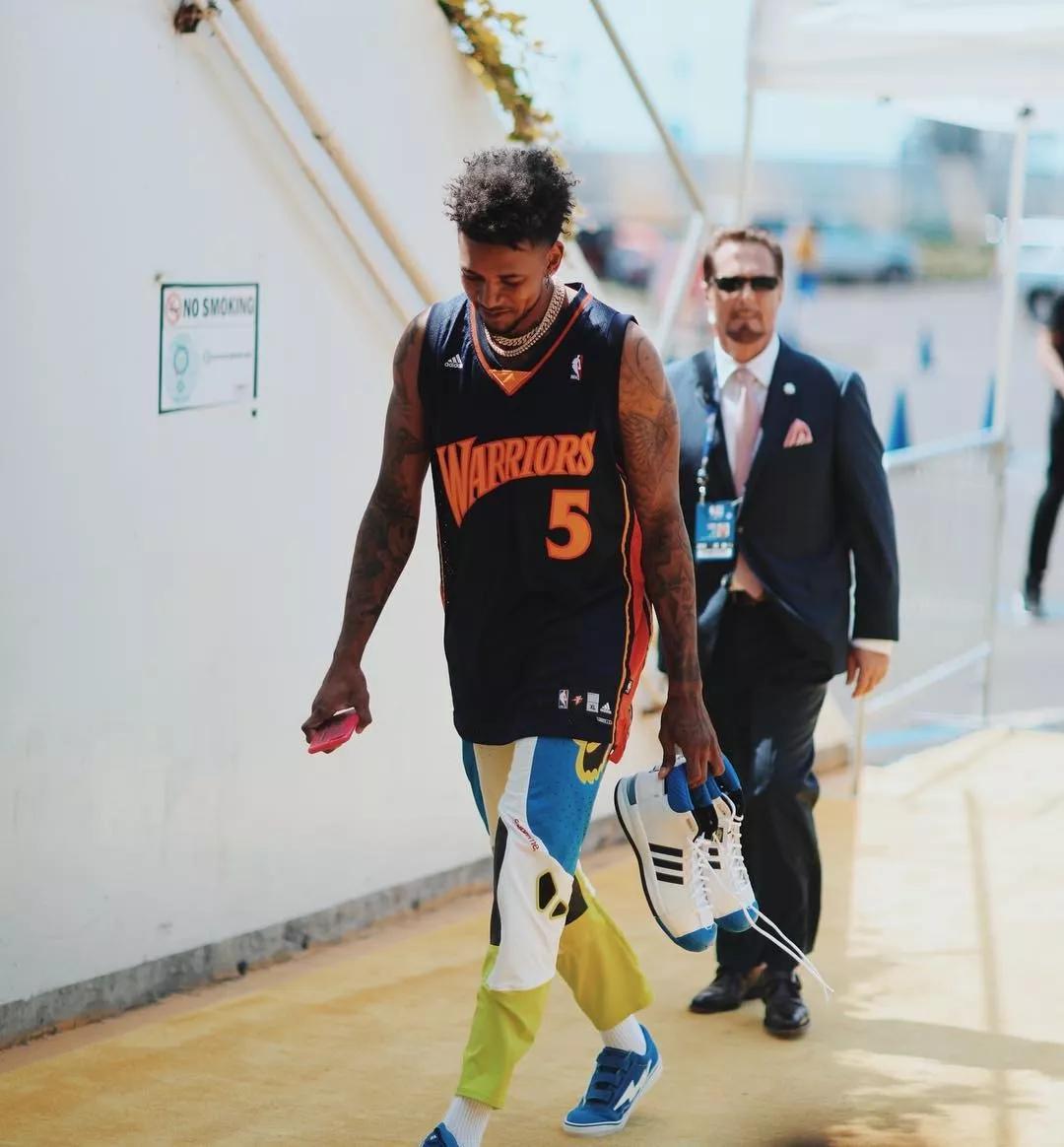 U22国足门将栾毅：少一人作战大家仍团结在一起，平局不容易（U22国足门将栾毅：少打一人仍众志成城，这一分来之不易）