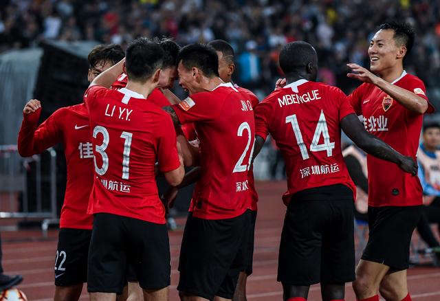 表现“两极分化”：回顾萨利巴上一次对阵拜仁的表现（攻守表现两极：重温萨利巴上次对阵拜仁的发挥）