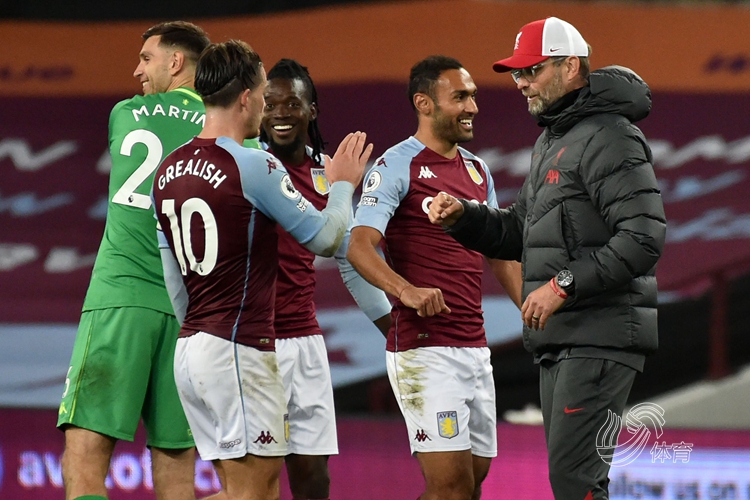 卡卢卢：斯帕莱蒂要求很高；我们可以随时切换三后卫或四后卫（卡卢卢：斯帕莱蒂标准很高，球队可随时在三后卫与四后卫间切换）