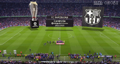 C罗挑战机器人守门员，射门频频被挡出，最后抓住漏洞进球