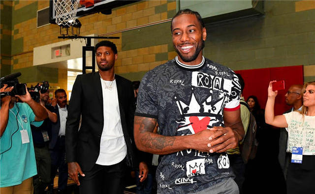 “小雪”节气将至，长春亚泰基地为天然草加盖第二层“棉被”（小雪将至，长春亚泰基地为天然草坪再盖一层“棉被”）